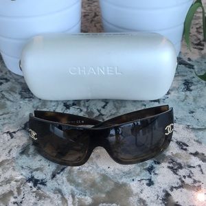 CHANEL Tourtoise Shell Sunglasses with Case
